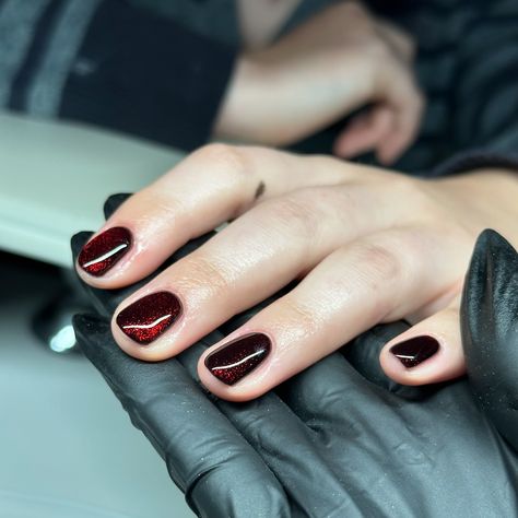 Red Cateye over black is a top tier dark mani 😍🖤 ✨𝐏𝐥𝐞𝐚𝐬𝐞 𝐧𝐨𝐭𝐞 𝐈 𝐚𝐦 𝐧𝐨 𝐥𝐨𝐧𝐠𝐞𝐫 𝐚𝐜𝐜𝐞𝐩𝐭𝐢𝐧𝐠 𝐧𝐞𝐰 𝐜𝐥𝐢𝐞𝐧𝐭𝐬 𝐚𝐬 𝐈 𝐚𝐦 𝐚𝐭 𝐜𝐚𝐩𝐚𝐜𝐢𝐭𝐲. 𝐀𝐧𝐲 𝐧𝐞𝐰 𝐬𝐥𝐨𝐭𝐬 𝐨𝐫 𝐥𝐚𝐬𝐭 𝐦𝐢𝐧𝐮𝐭𝐞 𝐜𝐚𝐧𝐜𝐞𝐥𝐥𝐚𝐭𝐢𝐨𝐧𝐬 𝐰𝐢𝐥𝐥 𝐛𝐞 𝐚𝐝𝐯𝐞𝐫𝐭𝐢𝐬𝐞𝐝 𝐨𝐧 𝐦𝐲 𝐬𝐭𝐨𝐫𝐲 𝐚𝐬 𝐭𝐡𝐞𝐲 𝐛𝐞𝐜𝐨𝐦𝐞 𝐚𝐯𝐚𝐢𝐥𝐚𝐛𝐥𝐞 ✨ ‌ 🏷️ #reflectivebeauty #nailsofinstagram #nailart #thegelbottle #showscratch #biabnails #autumnnails #chromenails BIAB | nail art | fall nails | nail inspiration | autumn nails | winter nails | natural nails | Southampton | Hampshire | new forest Winter Nails Natural, Biab Nail Art, Biab Nail, Nail Art Fall, Accepting New Clients, Nails Natural, Nails Winter, New Clients, Autumn Nails