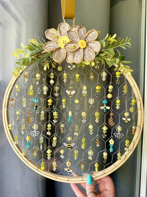 Wire Suncatcher, Homemade Flowers, Chicken Wire Art, Chicken Wire Crafts, Crystal Suncatchers Diy, Chicken Wire Frame, Suncatcher Diy, Wire Tree Sculpture, Fun Group