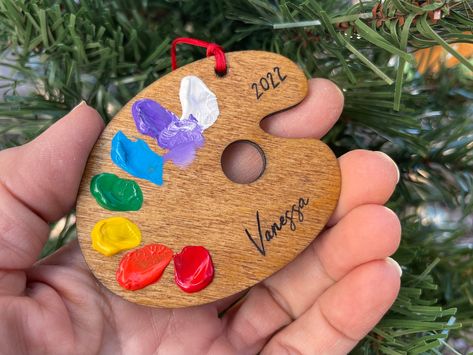 Class Christmas Gifts, Artist Christmas, Painted Christmas Gifts, Art Teacher Gifts, Teacher Ornaments, Painted Ornaments, Artist Gifts, Gift Art, Hand Painted Ornaments