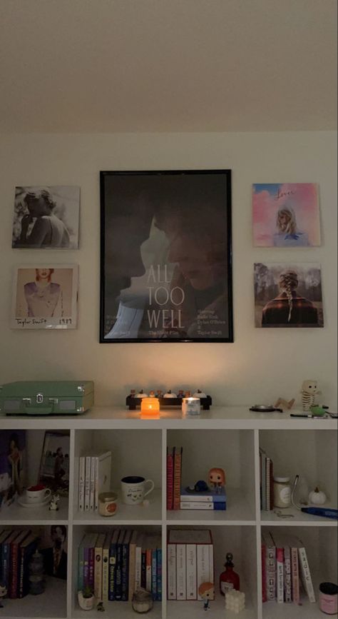 Room Decor Theme Ideas, 1989 Room Aesthetic, Room Inspiration Bedroom Taylor Swift, Bedroom Decor Taylor Swift, Dorm Room Ideas Taylor Swift, Bedroom Inspirations Taylor Swift, Taylor Coded Room, Subtle Taylor Swift Room Decor, Taylor Core Room