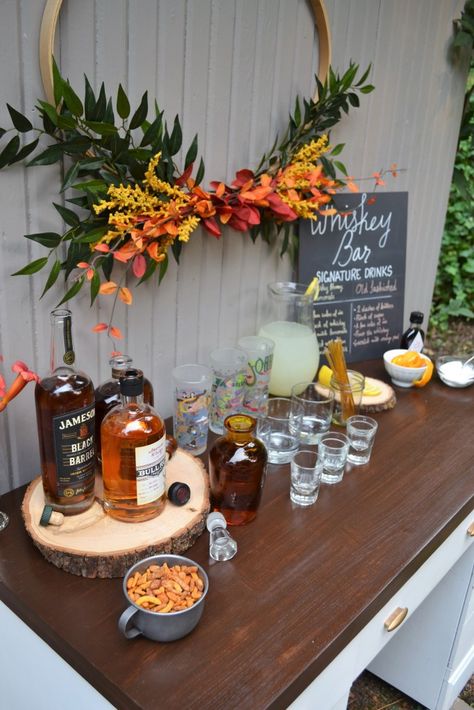 Easy to Make Whiskey Bar. Whiskey Bar. How to Make a Whiskey bar. Party Bar. Festa Jack Daniels, Whiskey Tasting Party, Bourbon Tasting, Bourbon Bar, Sandwich Bar, Whisky Bar, Whiskey Tasting, Birthday Bar, Drink Bar