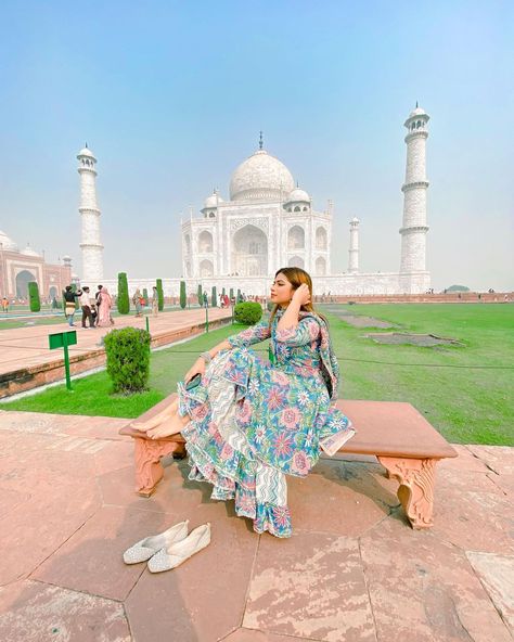 Taj Mahal Poses For Women, Taj Mahal Couple Photoshoot, Taj Mahal Outfit Ideas, Nagma Mirajkar, Dance Reels, Vrindavan Photography Pictures, Pre Wedding Photoshoot Props, Travel Mood, Taj Mahal India