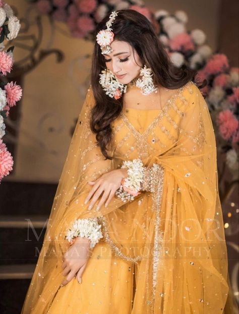 Haldi Ceremony Jewellery For Sisters, Haldi Jewellery For Bride Sister, Haldi Makeup Look For Bride Sister, Pithi Photography, Hairstyle For Haldi Function, Haldi Dress Ideas For Bride, Haldi Look For Bride Sister, Mayan Outfit, Haldi Ceremony Outfit For Sister