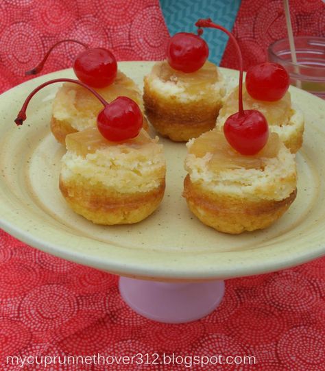 Mini Pineapple Upside-Down Cheesecakes. These would be lovely for a shower or party. Pineapple Upside Down Cheesecake, Upside Down Cheesecake, Dessert Business, Mini Pineapple Upside Down Cakes, Mini Cheesecakes Easy, Mini Cheesecake Recipes, Pineapple Desserts, Creative Recipes, Individual Desserts