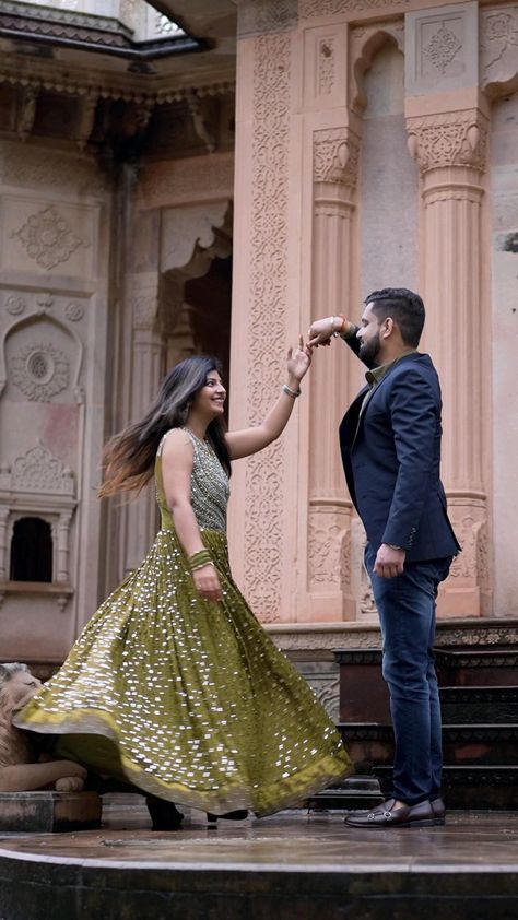 Preeweding Shoot, Prewedding Video Ideas, Couple Reels Ideas, Pre Wedding Video Shoot Ideas, Pre Wedding Shoot Outfit Ideas, Prewedding Shoot Ideas, Cinematic Couple, Pre Wedding Photoshoot Beach, Bride Groom Photoshoot