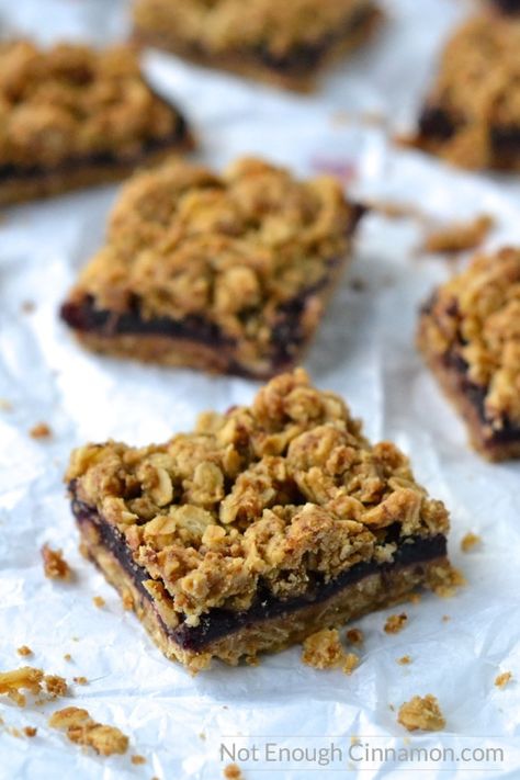 Healthier Cherry Oatmeal Bars, made without refined sugar and gluten free. The oat streusel topping is to die for! You can also use other berries like blueberries and raspberries Cherry Oatmeal Bars, Date Squares, Pain Sans Gluten, Square Recipes, Sugar Free Vegan, Egg Free Recipes, Wheat Free Recipes, Gluten Free Sweets, 5 Ingredient