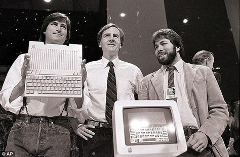 Steve Jobs, John Sculley and Steve Wozniak unveiling a new Apple II series computer. 1984 Apple Iic, Apple Founder, Steve Jobs Apple, Job Pictures, Ronald Wayne, Steve Wozniak, Apple Ii, Tim Cook, Vintage Everyday