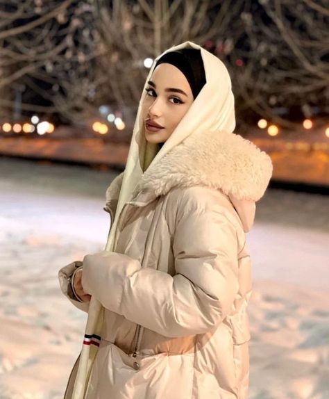 Hijabi Snow Outfits, Hijabi Winter Outfits, Fur Coat Fashion, Cosy Outfit, Street Hijab Fashion, Hijab Style Tutorial, Luxury Lifestyle Fashion, Modest Fashion Hijab, Head Scarf Styles