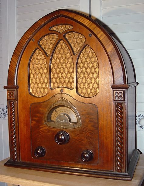 Atwater Kent model 82 (1931).  Beautiful design and excellent craftsmanship. Golden Age Of Radio, Radio Advertising, Radio Vintage, Old Time Radio, Retro Radio, Antique Radio, Jukeboxes, Old Radios, Vintage Radio