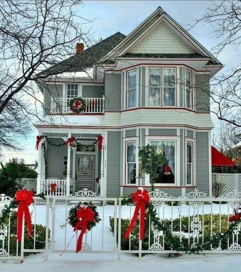 Festive Christmas House Decor Ideas for Outside Christmas Photograph, Victorian Farmhouse, Décor Boho, Christmas Decorations For The Home, Outdoor Christmas Lights, Old Fashioned Christmas, Victorian Christmas, Dream Houses, Christmas Scenes