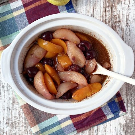 Crockpot Fruit Compote, Warm Fruit Compote, Hot Fruit Compote Recipe, Hot Fruit Salad, Hot Fruit Bake, Crockpot Fruit, Crock Pot Venison, Baked Fruit Recipes, Poppy Seed Fruit Salad