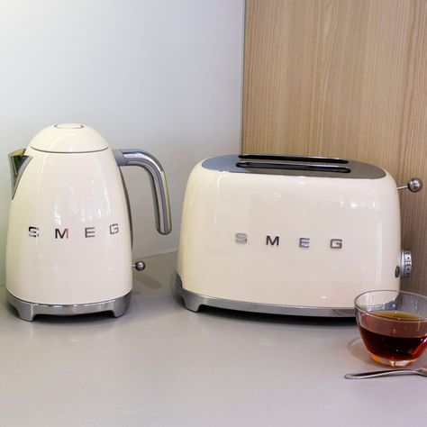 Smeg Kitchen Ideas Inspiration, Smeg Kitchen Ideas, Smeg Kettle, Smeg Toaster, Retro Toaster, Smeg Kitchen, 2023 Wishlist, Smeg Appliances, Kettle And Toaster Set