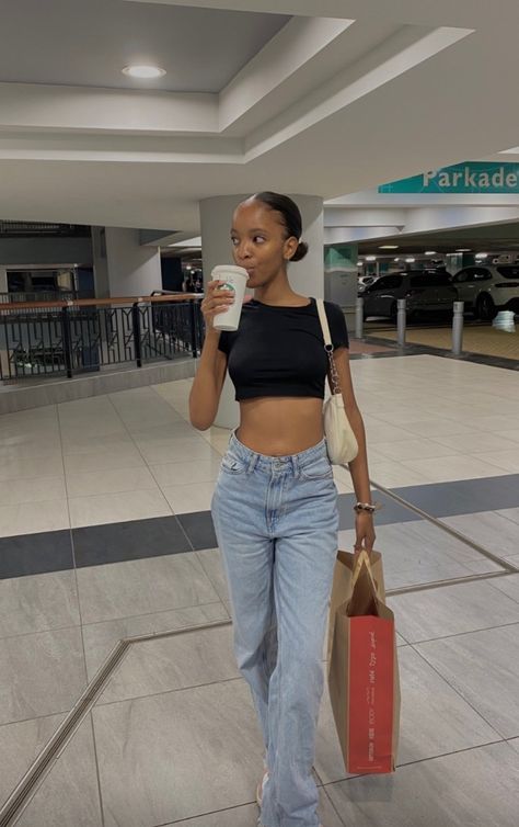 Low Rise Jeans Black Women, Big Pants Small Shirt Black Women, Big Jeans Outfit Black Women, Black Women Flare Jeans Outfit, Black Jeans With Loosely Fitted Hips For Streetwear, Petite Black Women, Streetwear Inspo, Teen Outfits, Outfits Black