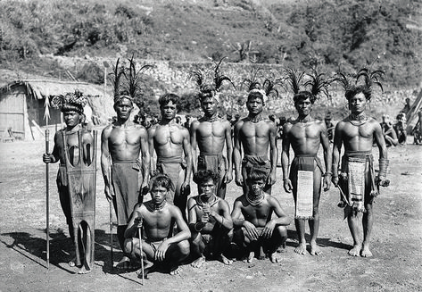 Kalinga chief from Lubuagan? Bontoc Igorot dance troupe? Less-civilized Kalinga policemen? Multiple identifications made by colonialists reveals more about the arbitrariness of their classificatory… Philippine Costume, Filipino Tradition, Colonial Philippines, Tacloban City, Philippine History, Filipino Tattoos, Seeing Is Believing, Philippines Culture, Uk Visa