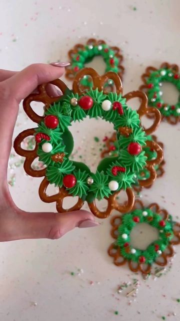 Christmas Wreaths Dessert, Pretzel Christmas Wreath, Creative Christmas Snacks, Pretzel Wreath Christmas, Snacks For Christmas, Pretzel Wreath, Pretzel Wreaths, Christmas Pretzel, Edible Wreath