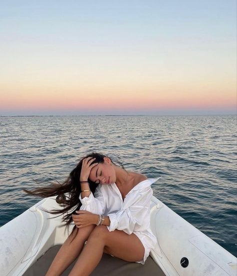 Boat Photoshoot, Yacht Aesthetic, Haircut Selfie, Photo Hijab, Boat Pose, Summer Poses, Boat Pics, Summer Picture Poses, Cute Hairstyle