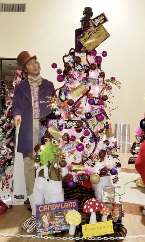 Willy Wonka Tree, Willy Wonka Christmas Decorations, Willy Wonka Christmas Tree, Wonka Christmas Tree, Wonky Christmas Tree, Wonka Christmas, Willie Wonka, Funny Christmas Tree, Best Christmas Lights