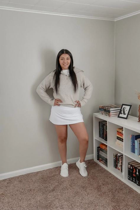 White Tennis Skirt Outfit Plus Size, Style A Tennis Skirt, Tennis Skirt Work Outfit, How To Style Tennis Dress, How To Style Athletic Skirt, Outfits With Athletic Skirt, White Athletic Skirt Outfit, How To Style A Skort, Tennis Skirt Outfit Plus Size