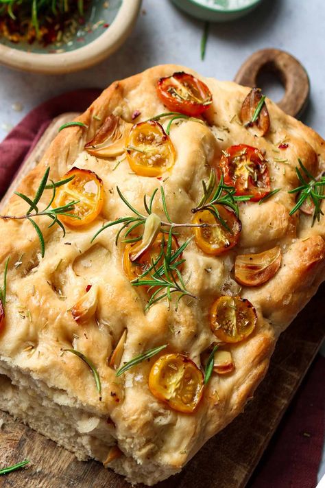 Simple Garlic & Rosemary Focaccia - Easy Bread Recipe Lucy & Lentils Focaccia Sandwiches, Vegan Focaccia, First Bread Recipe, Tomato Focaccia, Garlic Focaccia, Soup Maker Recipes, Rosemary Focaccia, Focaccia Recipe, Making Bread