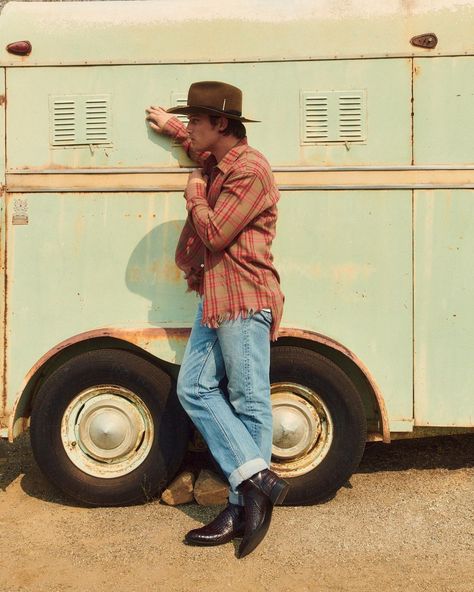 Cowboy Boot Photography, Cowboy Hat Outfit Men, Western Outfit Men, Hipster Cowboy, Concrete Cowboy, Urban Cowboy Style, Cowboy Wear, California Cowboy, Western Graphics