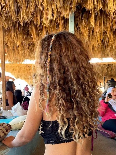 15 Beach Hairstyles That Are Perfect for Summer | Aesthetic Beach Hair Styles Curly Beachy Hair, Beach Hair Dye, Long Beach Hairstyles, Summer Waves Hair, Curly Hair Tinsel, Summer Hairstyles Wavy Hair, Beach Braids Summer, Merliah Summers Hair, Hair Yarn Wrap Braids