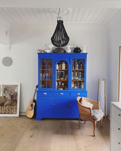 I kind of thought I’d repaint this quite quickly. But not so far… bought super cheap (and as quite orange wood) on FINN.no | Instagram Paint Inside Cabinets, Cobalt Blue Kitchens, Cobalt Blue Decor, Cobalt Blue Paint, Blue Cupboards, Vibrant Living Room, Mini Loft, Painted Cabinet, Blue Ceilings