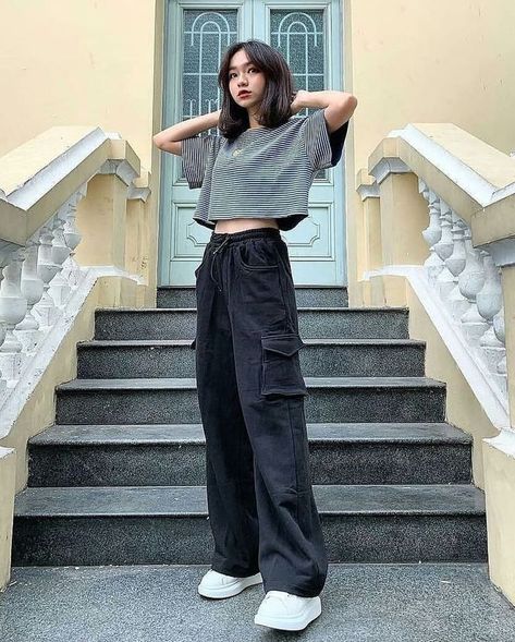 Cute Short Sleeve Outfits, Korean Fashion Summer Street Styles Seoul Cute Outfits, 1st Photoshoot, Mode Monochrome, Tokyo Street Fashion, Outfit Korean, Grunge Look, Outfit Design, Tomboy Style Outfits