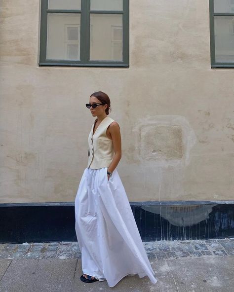 Fashion People Keep Wearing Waistcoats With Full Skirts | Who What Wear UK Full Skirt Outfit, Street Style Dresses, Colorful Street Style, Waistcoat Outfit, Classy Skirts, Black Waistcoat, White Maxi Skirts, Skirt Trends, Full Skirts