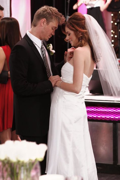 Lucas and Peyton's Wedding Lucas And Peyton, One Tree Hill Quotes, Tv Weddings, Step Up Revolution, Michael Murray, Hilarie Burton, Lucas Scott, Peyton Sawyer, Wedding Movies