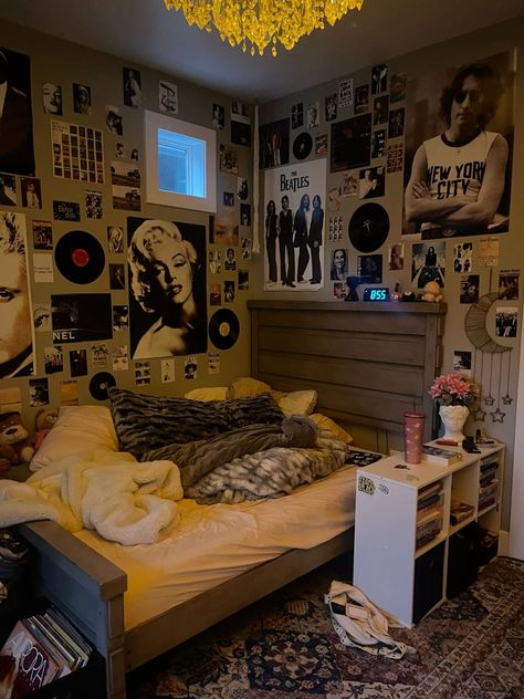 Aesthetic Rooms With Posters, Uo Dorm Room, Vintage Bedroom Ideas For Small Rooms, Square Room Layout Bedrooms, Alt Room Ideas, Retro Room Ideas, Rock Room, Dream Bedroom Inspiration, Chill Room