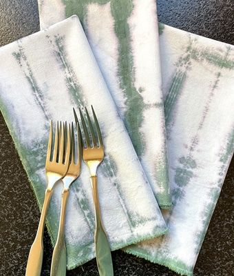 How to Make Shibori Napkins Shibori Napkins, Making Napkins, Cloth Napkins Diy, Dyed Napkins, Diy Shibori, Shibori Diy, Shibori Designs, Diy Dye, Shibori Techniques