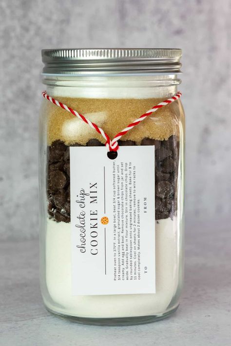 Easy Chocolate Chip Cookie Mix in a Jar (Gift Tags Included) Cookie Jar Ideas Decoration, Mason Jar Cookie Mix Recipe, Cookie Mix In A Jar Recipe, Mason Jar Baking, Mason Jar Cookie Recipes, Cookie Mix Jar, Mason Jar Cookie, Mason Jar Mixes, Cookie Mix In A Jar