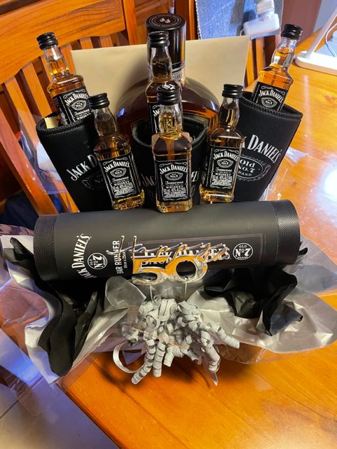 Jacks Bouquet Jack Daniels Bouquet, Alcohol Bouquet, Booze Gift, Beer Cakes, Beer Cake, Beer Gifts, Jack Daniels, Diy Gifts, Bouquets