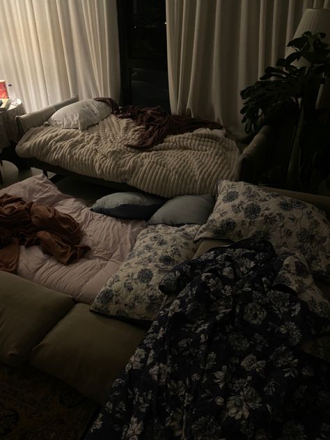 #sleepover #cozy Nap Aesthetic, Winter Sleepover, Cozy Sleepover, Sleepover Aesthetic, Winter Bed, Cozy Night, Cold Winter, Songs, Bed