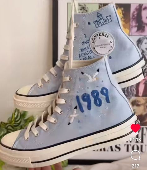 1989 Taylor Swift Shoes, 1989 Converse, Taylor Swift Converse, Taylor Swift Shoes, Converse Ideas, Cute Converse Shoes, Taylor Merch, Cute Converse, Photos Of Taylor Swift