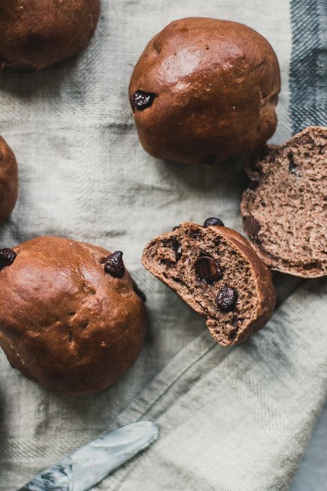 The perfect soft and airy chocolate buns! Chocolate Buns, Brownie Muffins, No Yeast Bread, Chocolate Roll, Caramel Brownies, Chocolate Bread, Bread Bun, Yeast Bread, Cross Buns