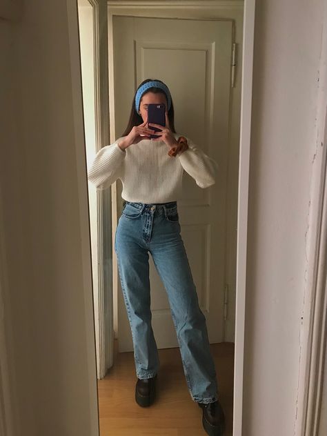 Foto nello specchio, Outfit creato con dei jeans blue dritti a vita alta con un maglione bianco cropped, come scarpe dr martens viola scuro, accessorio sulla testa fatta a mano una fascia color azzurro. Doc Outfits Winter, Doc Martin Winter Outfits, Winter Outfit Doc Martens, Jeans And Crewneck Outfit, Mum Aesthetic, Blue Sweater Outfit, Jeans Pants Outfit, Outfits Lookbook, Crewneck Outfit