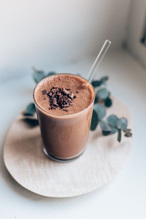 Vegan Chocolate Milkshake w/ frozen banana, cashews, date, raw cacao powder, ice, and almond milk | Pinterest: Natalia Escaño Milkshake Recipe Chocolate, Vegan Drinks Recipes, Power Breakfast, Chocolate Drink, Vegan Drinks, Chocolate Milkshake, Raw Diet, Milkshake Recipes, Chocolate Caliente