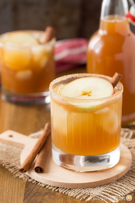 This Apple Pie Cinnamon Cocktail is the perfect fall drink for parties or sipping by the fire. Apple Pie Drink, Apple Cider Martini, Cider Martini, Cinnamon Cocktail, Apple Pie Cocktail, Old Fashioned Apple Pie, Apple Sangria, Cinnamon Whiskey, Whisky Cocktail