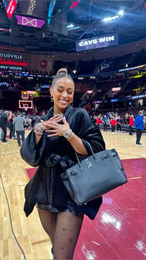 Celebrity Nba Game Outfit, Nba Courtside Outfit, Courtside Nba Game Aesthetic, Courtside Outfit Basketball Baddie, Casual Basketball Game Outfit, Court Side Outfit Basketball Games, Basketball Game Outfit Black Women, Courtside Outfit Basketball, Courtside Outfit