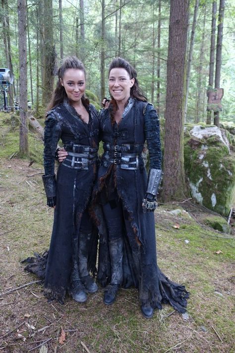 All hail the stunt-double. The difference between a skinny girl and one who who works out and can actually move her body like a warrior. The 100 -still love Heda❤️ The 100 Costume, Lexa Cosplay, The 100 Grounders, Lexa E Clarke, Larp Costumes, Commander Lexa, Viking Party, John Murphy, The 100 Characters