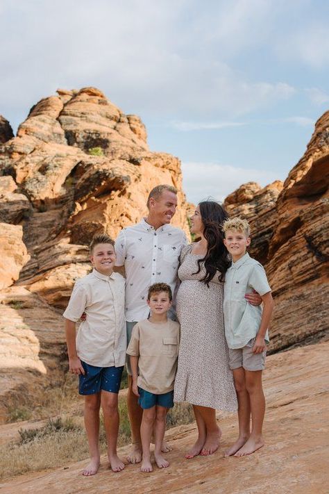 Check out the Sorensen family of 5's maternity session at Cougar Cliffs in Southern Utah's stunning red rocks. This is one of my favorite St. George spots for family photoshoots. See more Southern Utah family pictures on the blog and get inspired by outfit ideas, beautiful locations, and candid poses. Ready to book your St. George family photos? Visit tarahphoto.com! Utah Red Rocks, Candid Poses, Family Maternity Session, Rock Family, Family Photos With Baby, Family Photoshoot Poses, Family Photoshoots, Family Maternity Photos, Newborn Family Photos