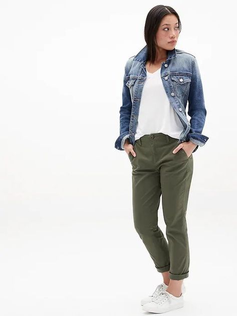 f670ef5d2d6bdf8f29450a970494dd64desc48854979ri Chinos Women Outfit, Green Khaki Pants, Khaki Pants Outfit, Green Pants Outfit, Khaki Pants Women, Looks Jeans, Olive Pants, Womens Chinos, Olive Green Pants