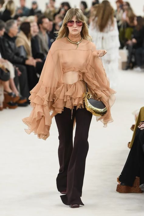 Chloé Fall 2024 Ready-to-Wear Runway, Fashion Show & Collection Review [PHOTOS] Short Women Outfits, Boho Fall Outfits, Chloe Fashion, Fancy Clothes, Boho Chic Outfits, Runway Trends, Life Tips, Beauty And Lifestyle, Fashion Show Collection