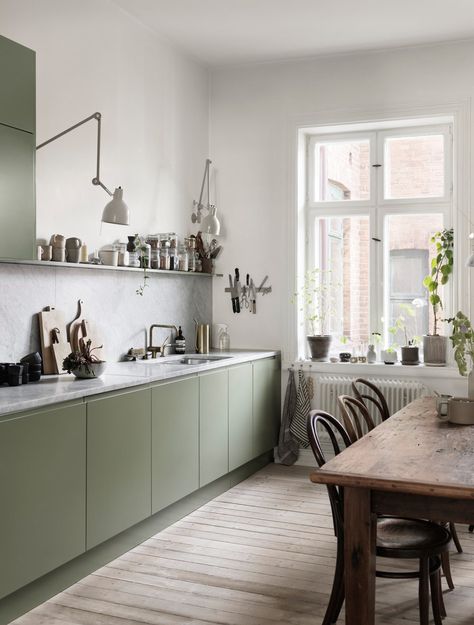 Visit Singer Nina Persson’s Beautiful Family Home in Sweden Ideas Armario, Scandinavian House, Green Cabinets, Scandinavian Kitchen, Green Kitchen, Scandinavian Home, Kitchen Inspo, Elle Decor, Rustic Kitchen