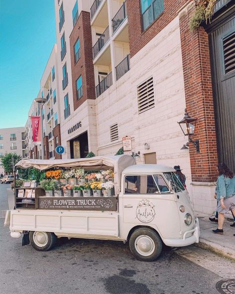 Volkswagen Flower Truck, Flower Van, Flower Trucks, Flower Trailer, Flower Truck Business, Flower Shop Decor, Flower Shop Design, Farm Business, Flower Truck