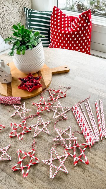 Paper Straw Stars, Straw Snowflakes, Straw Stars, Childrens Christmas Crafts, Holiday Crafts Gifts, Christmas Craft Projects, Crafts For Seniors, Craft Show Ideas, Childrens Christmas