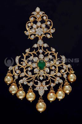 Saree Bollywood, Diamond Pendant Sets, Wedding Jewellery Collection, Jewelry Showcases, Gold Jewellery Design Necklaces, India Jewelry, Gold Earrings Designs, Gold Jewelry Indian, Gold Necklace Designs