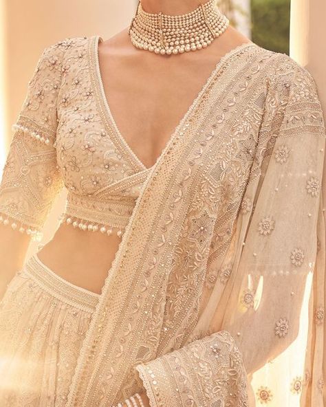 Chikankari Dupatta, Lengha Blouse Designs, Chikankari Lehenga, Lace Blouses, Simple Lehenga, Trendy Outfits Indian, Classic Blouse, Online Consultation, Lehenga Designs Simple