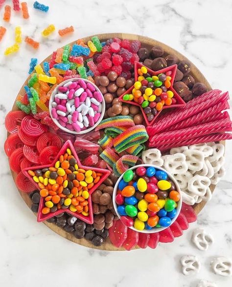 Candy Charcuterie, Dessert Boards, Sommer Mad, Snack Trays, Candy Board, Fest Temaer, Food Boards, Movie Night Snacks, Snack Platter